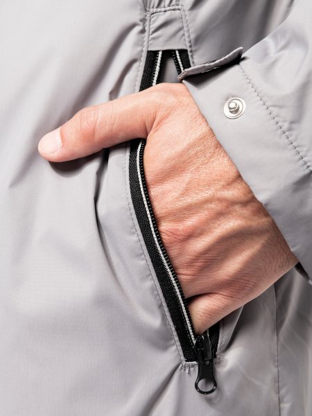 Poche latérale zippée sur la parka K6153 en coloris Silver