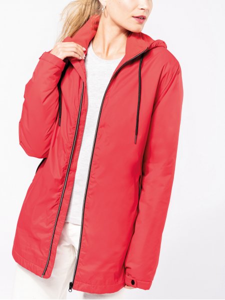 Femme qui porte une veste personnalisable K6153 en coloris Red sans logo