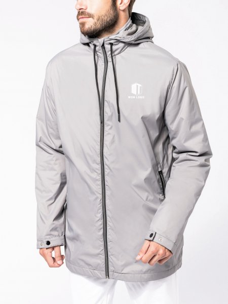 Exemple de logo floqué sur la parka unisexe personnalisable K6153 en coloris Silver portée par un homme