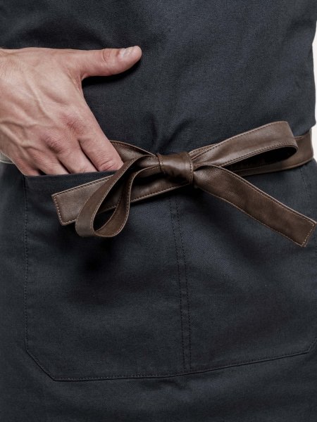 Zoom sur la sangle à nouer autour de la taille du tablier K8003