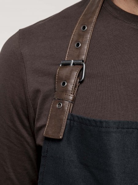 Zoom sur la lanière ajustable avec boucle métal du tablier K8003