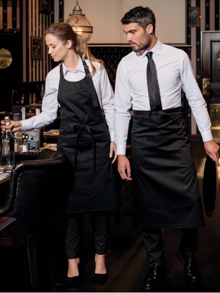 Tablier de cuisine K885 noir porté par des serveurs de restaurant
