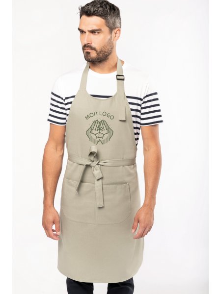 Exemple de logo imprimé sur le tablier K8007 en coton bio, coloris Almond green