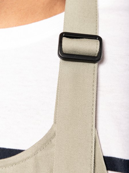 Zoom sur la sangle ajustable du tablier en coton bio K8007, coloris Almond green