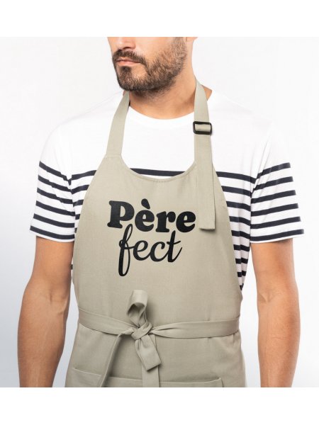 Exemple de logo imprimé papa sur le tablier K8007 en coton bio, coloris Almond green