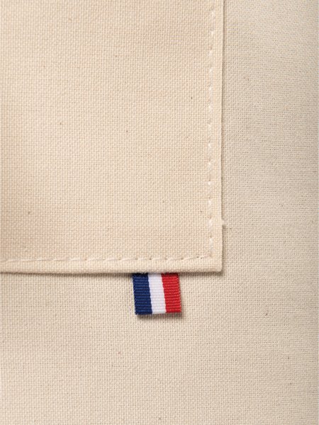 Détails tricolore cousu sur la poche du tablier K8012 fait en France Détails tricolore cousu sur la poche du tablier K8012 fait en France