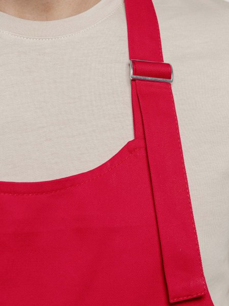Zoom sur la bretelle réglable du tablier de cuisine K885 rouge