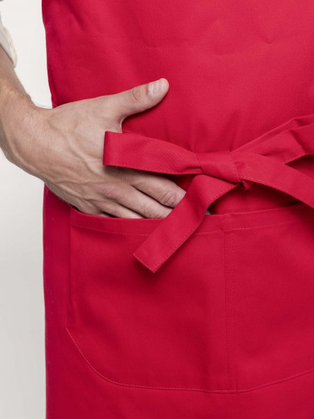 Zoom sur la poche et la ceinture d'attache du tablier de cuisine K885 rouge