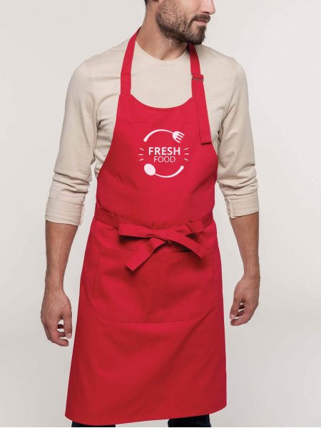 Tablier de cuisine K885 rouge avec logo porté par un homme
