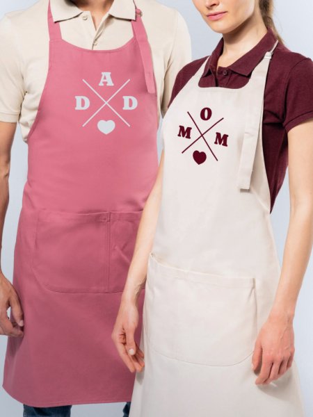 deux tabliers portés par une femme et un homme avec logo dad et mom