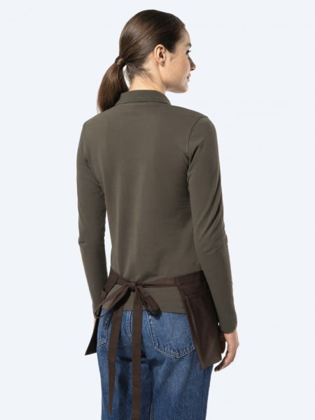Mannequin femme de dos portant le tablier court K886 couleur chocolate