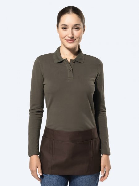 Mannequin femme de face portant le tablier court K886 couleur chocolate