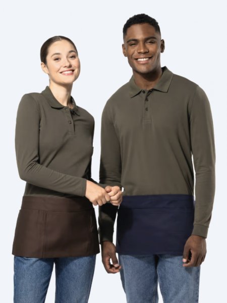 Mannequins homme et femme de face portant le tablier court K886 couleurs chocolate et navy