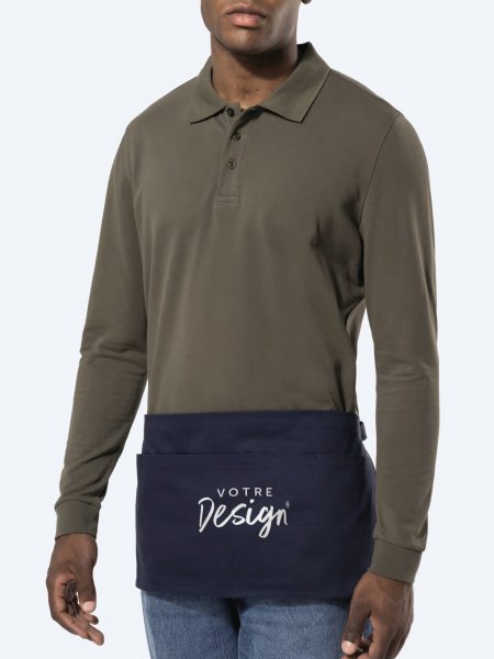 Mannequin homme de face portant le tablier court K886 couleur navy
