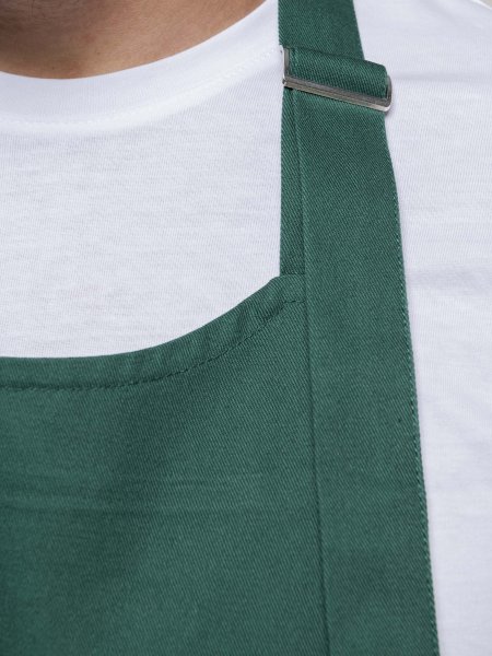 Zoom sur la sangle réglable au niveau du cou sur le tablier K895 en coloris Bottle Green