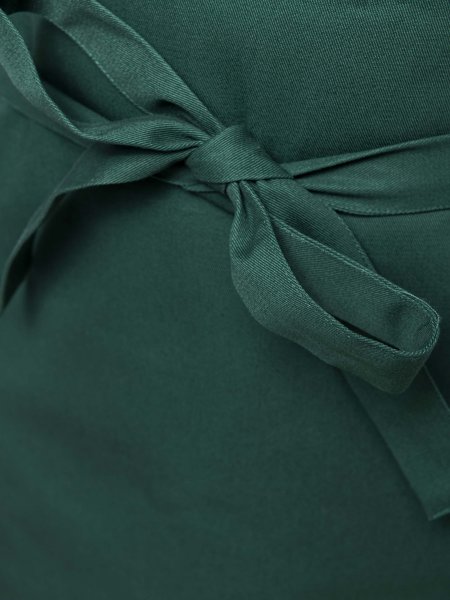 Zoom sur la lanière nouée autour de la taille sur le tablier K895 en coloris Bottle Green