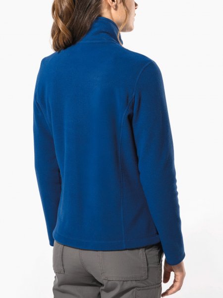 mannequin femme de dos portant la Veste micropolaire zippée femme personnalisable mannequin femme de dos portant la Veste micropolaire zippée femme personnalisable
