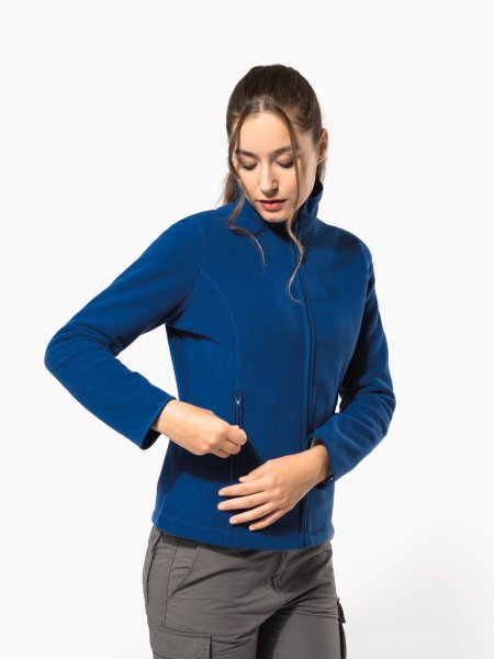 Femme portant la veste micropolaire zippée K907 Royal Blue, vue de trois quarts Femme portant la veste micropolaire zippée K907 Royal Blue, vue de trois quarts