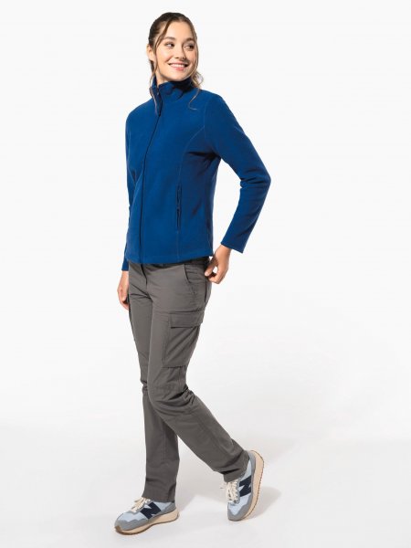 Veste micropolaire zippée femme K907 Royal Blue portée en pied Veste micropolaire zippée femme K907 Royal Blue portée en pied