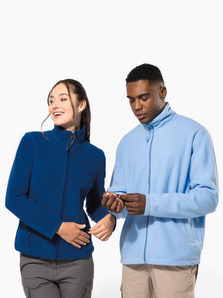 Veste micropolaire femme K907 et veste polaire homme K911 portées en duo Veste micropolaire femme K907 et veste polaire homme K911 portées en duo