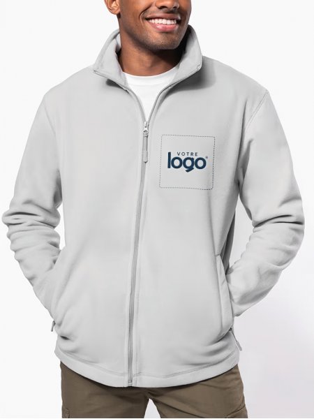 Un homme porte une polaire grise à manches longues Un homme porte une polaire fermée grise à manches longues avec votre logo dans la zone de personnalisation