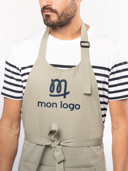 Exemple de logo imprimé sur le tablier K8007 en coton bio, coloris Almond green