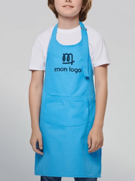 un enfant porte un tablier personnalisé avec votre logo un enfant porte un tablier personnalisé avec votre logo