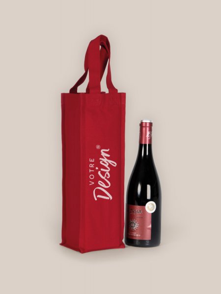 Sac porte-bouteille en coton KI0269 Cherry Red personnalisé avec votre design, bouteille de vin à côté