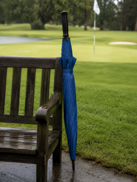 Le Grand parapluie de golf fermé et attaché Le Grand parapluie de golf fermé et attaché