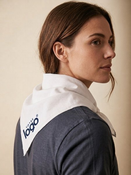 Bandana personnalisable FIESTA White porté par une femme avec votre logo