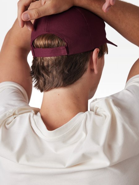 Casquette KP116 portée, de dos Casquette KP116 à personnaliser portée, vue de dos, fermeture scratch