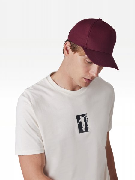 Casquette KP116 portée, de face Homme portant la casquette KP116 à personnaliser, vue de face