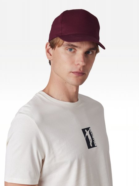 Casquette KP116 portée, de trois quarts Homme portant la casquette KP116 à personnaliser, coloris bordeaux