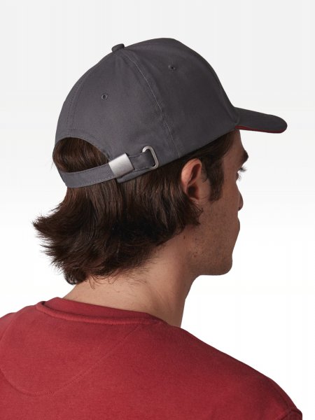 Homme portant la casquette KP124 à personnaliser, vue de dos, boucle métallique