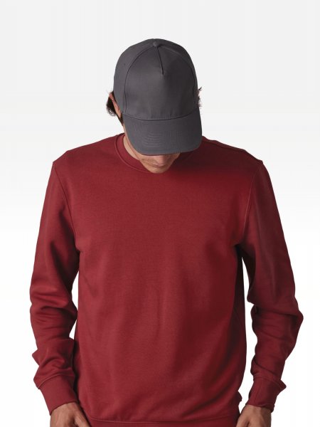 Homme portant la casquette KP124 à personnaliser, coloris anthracite
