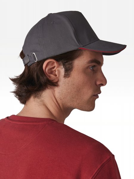Homme portant la casquette KP124 à personnaliser, vue de profil