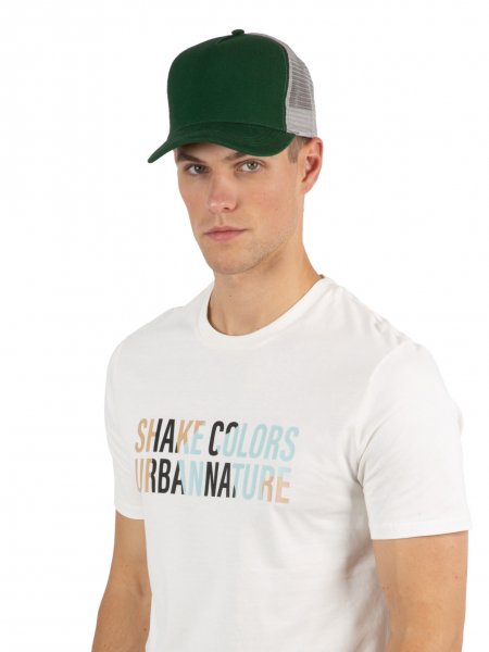 Le mannequin homme porte la casquette KP137 Trucker à personnaliser en coloris Forest Green / Light Grey Le mannequin homme porte la casquette KP137 Trucker à personnaliser en coloris Forest Green / Light Grey