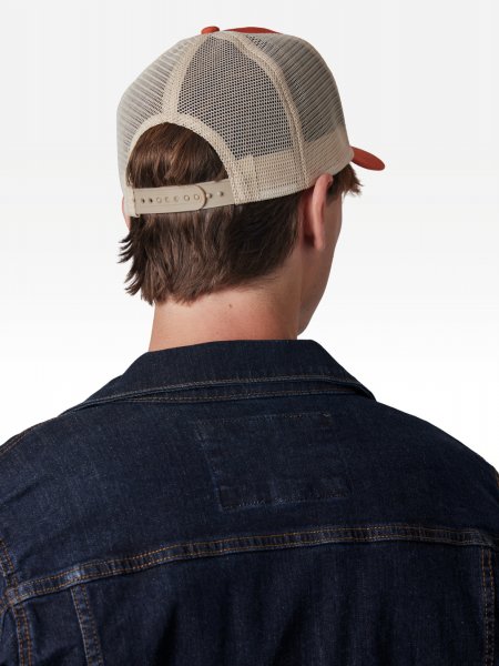 Casquette trucker KP137 à personnaliser portée, vue de dos