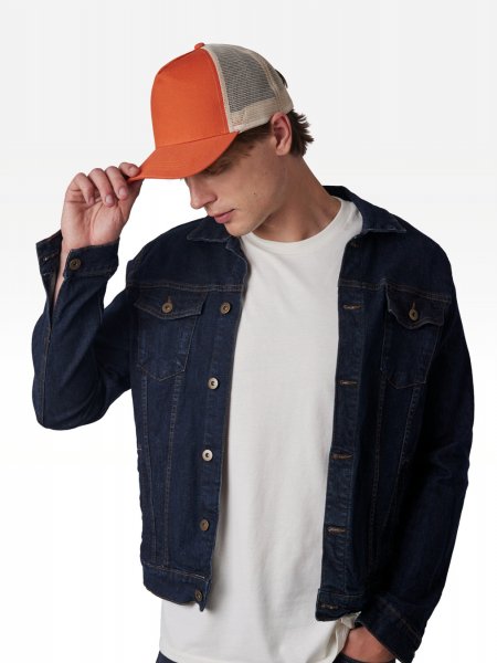 Homme portant la casquette trucker KP137 à personnaliser, coloris orange