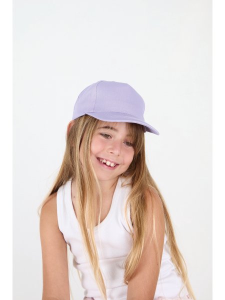 Mannequin enfant de face portant la casquette 5 panneaux KP149 couleur violet clair Mannequin enfant de face portant la casquette 5 panneaux KP149 couleur violet clair