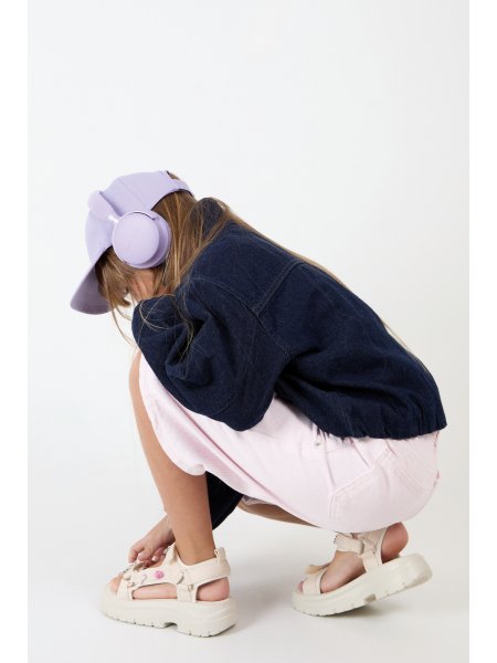Mannequin enfant de dos portant la casquette 5 panneaux KP149 couleur violet clair Mannequin enfant de dos portant la casquette 5 panneaux KP149 couleur violet clair