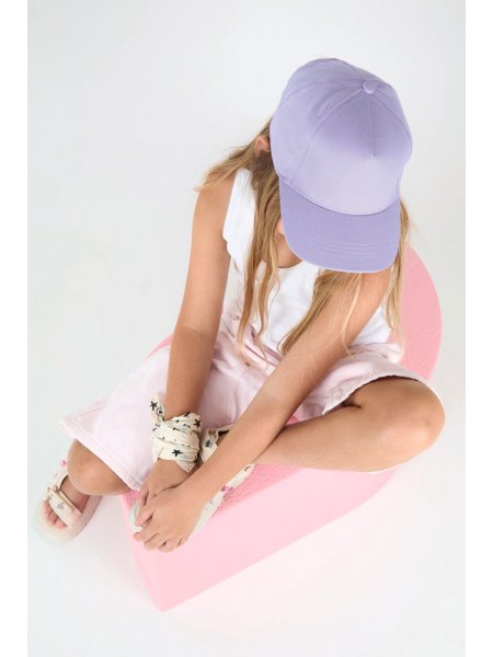 Mannequin enfant vu de dessus portant la casquette 5 panneaux KP149 couleur violet clair Mannequin enfant vu de dessus portant la casquette 5 panneaux KP149 couleur violet clair