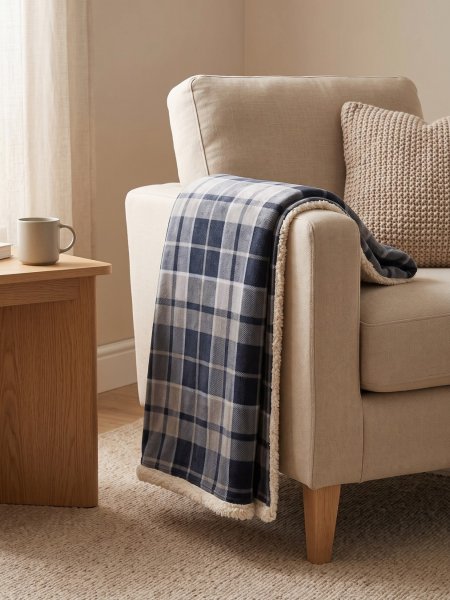 Plaid sherpa personnalisé K-Up KP431 brodé avec votre logo, posé sur un accoudoir Plaid sherpa personnalisé K-Up KP431 brodé avec votre logo, posé sur un accoudoir
