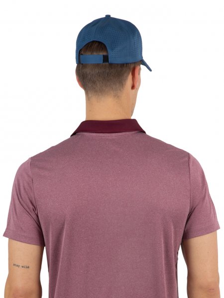homme portant une casquette premium recyclée bleue de dos 