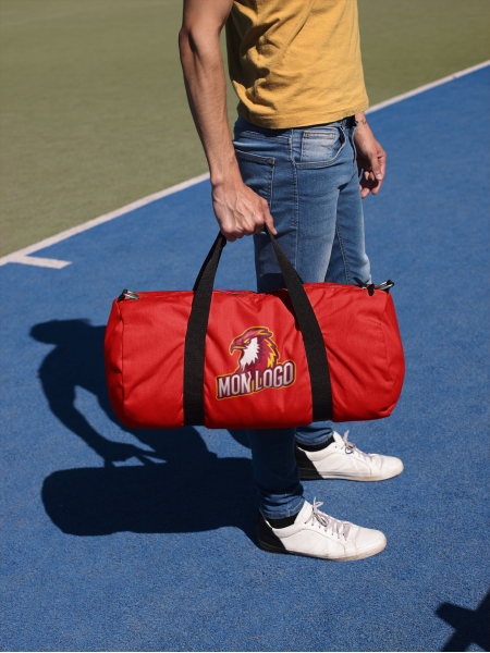 Exemple de logo floqué sur le sac de sport KI0633 en coloris Red Exemple de logo floqué sur le sac de sport KI0633 en coloris Red
