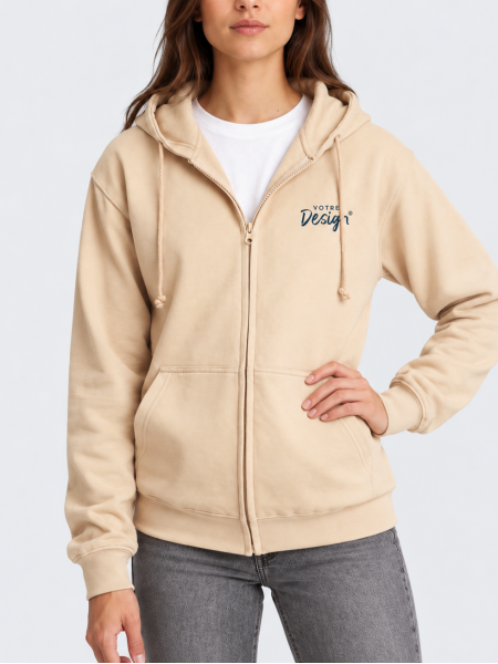 Mannequin femme de face portant le sweat zippé à capuche unisexe JH050 couleur desert sand
