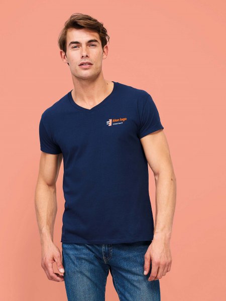 Exemple de logo floqué sur le t-shirt col V Imperial V en coloris French Marine
