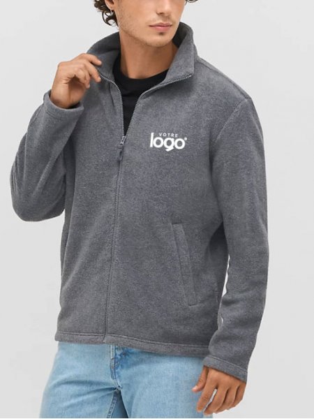 Homme portant la veste micropolaire zippée unisexe personnalisable pour homme Homme portant la veste micropolaire zippée unisexe personnalisable pour homme