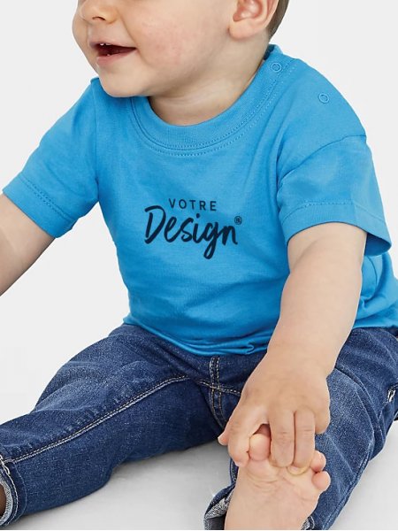 mannequin bébé de face portant T-shirt bébé mosquito personnalisable mannequin bébé de face portant T-shirt bébé mosquito personnalisable