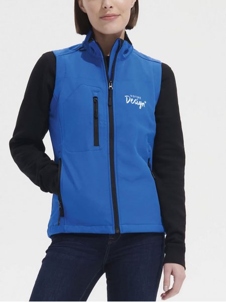 mannequin femme de face portant la Softshell femme sans manches personnalisable mannequin femme de face portant la Softshell femme sans manches personnalisable